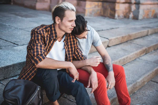 Nachdenklicher Typ erzählt mit traurigem Freund im Freien — Stockfoto