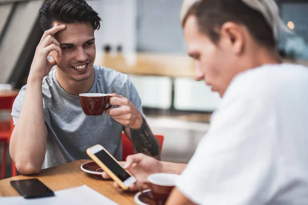 Glada män tillbringa tid tillsammans i café — Stockfoto