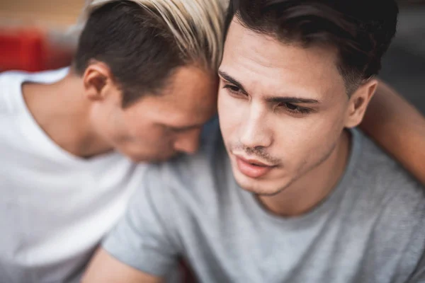 Trauriger Mann erzählt mit nachdenklicher Kameradin — Stockfoto