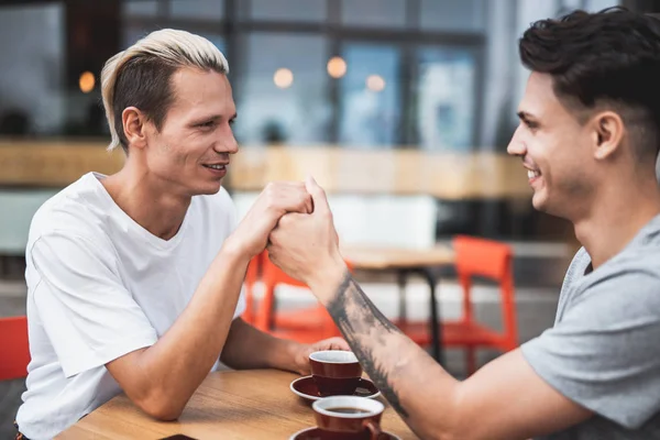 Männer probieren köstlichen Kaffee im Café — Stockfoto