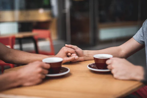 Killarna dricker koppar vätska i café — Stockfoto