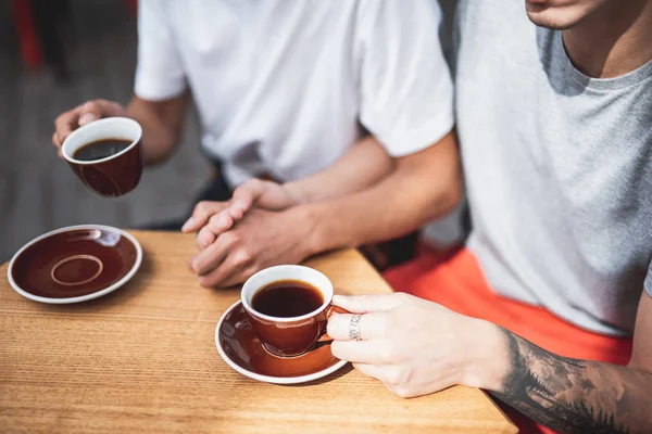 Två hanar provsmakning muggar dryck inomhus — Stockfoto