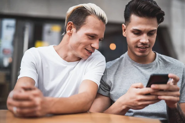 Glad att män titta på telefon på skrivbord — Stockfoto