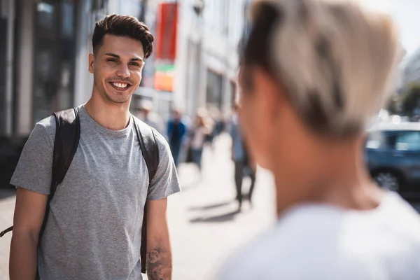 Blij man spreken met een man in de stad — Stockfoto