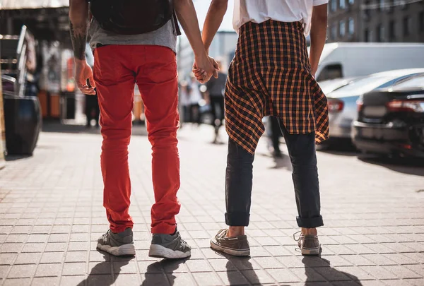 Hombre manteniendo la mano de otro hombre al aire libre — Foto de Stock