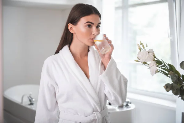 Gelassenes Mädchen trinkt Tasse mit köstlichem Getränk — Stockfoto