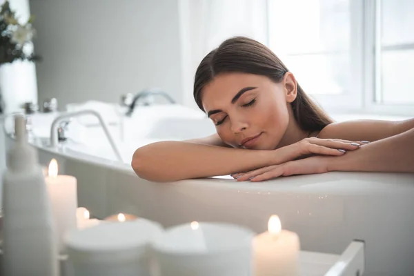 Kalm blij dame hebben ontspannen in de badkamer — Stockfoto