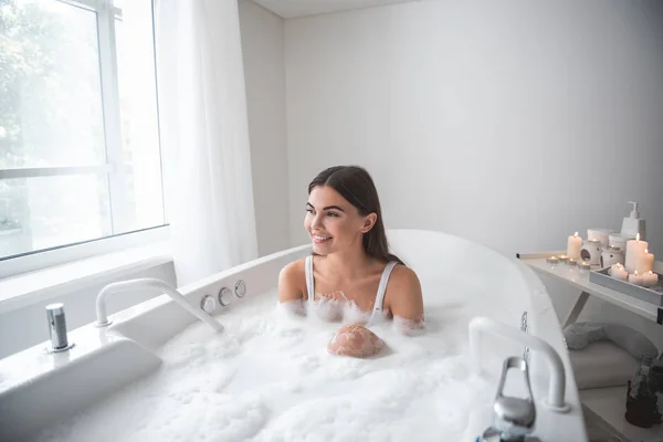 Ragazza ottimista avendo il tempo libero in bagno accogliente — Foto Stock