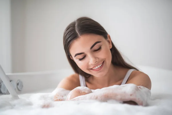 幸せな女性の泡と水でリラックス — ストック写真