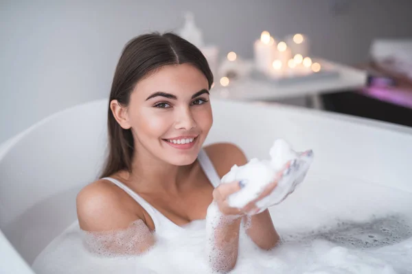 Retrato Señora Bonita Feliz Divirtiéndose Con Espuma Mientras Ubica Agua —  Fotos de Stock