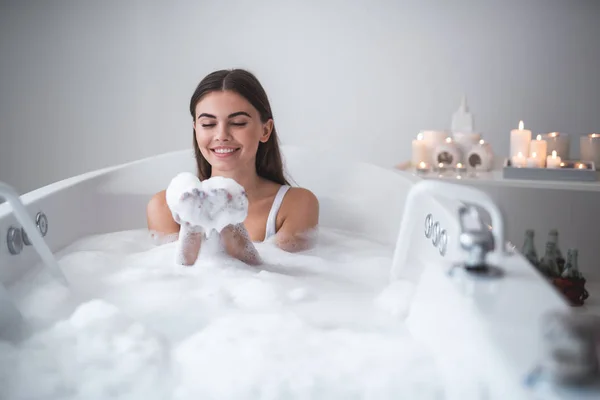 Donna positiva divertente in bagno in camera — Foto Stock