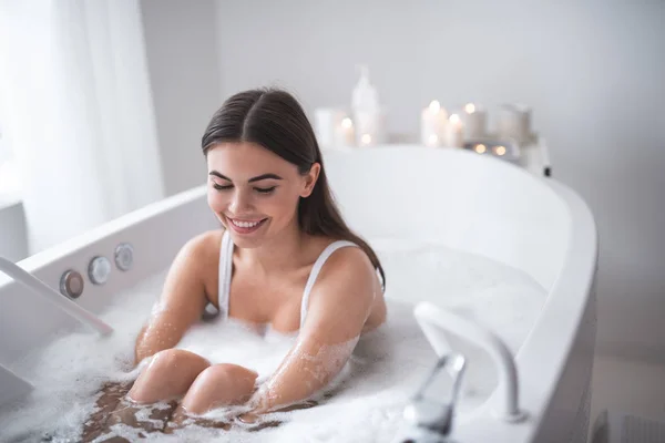 Donna felice di fare il bagno nel centro di cosmetologia — Foto Stock