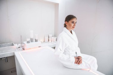 Masaj masasında oturan çekici genç hanım