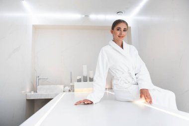 Masaj için bekleyen modern spa Room gülümseyen genç bayan