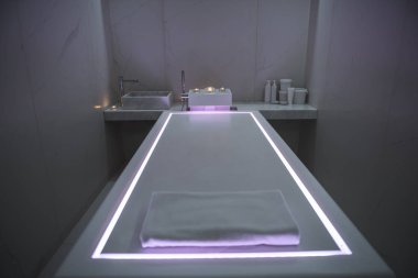 İç loş ışık ile modern spa masaj odası