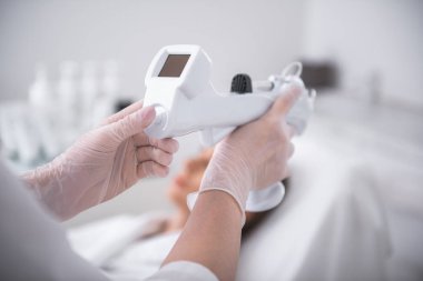 Açınız. İğne bağı holding Relax silah portresi kapatın. Arka plan bulanık kapalı gözler sakin kızla