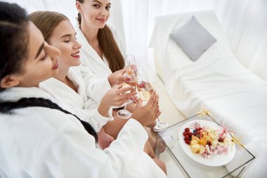 Bardak şampanya tungur bornoz güzel kızlar