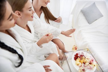 Bornoz nişan yüzüğü arıyorum güzel genç kadın