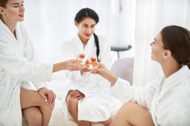 Spa salonunda kutlama içecekler güzel kızlar