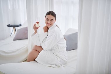 Alkol içki rahatlatıcı spa ile neşeli genç bayan