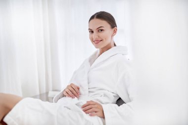 Spa salon de poz neşeli genç bayan