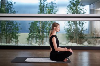 Genç kadın pratik yoga Sağlık Merkezi