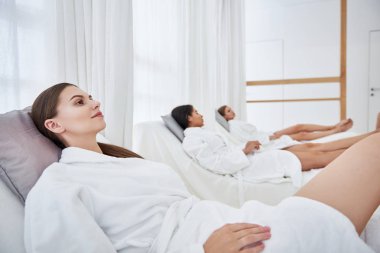 Spa lounge dinlenme gülümseyen güzel kızlar