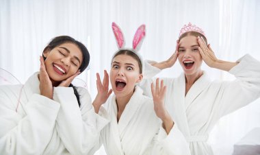 Spa salonu eğlenceli sahip üç neşeli kız