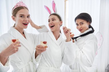 Spa salonunda kutlama içecekler ile neşeli kızlar