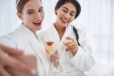 Fotoğraf spa salonu yapım içecekler ile gülümseyen kız