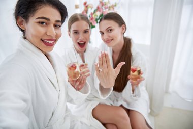 Nişan kutluyor alkollü içecekler ile neşeli kızlar