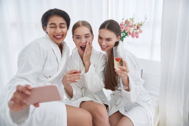 Selfie spa salonu yapım üç neşeli kız