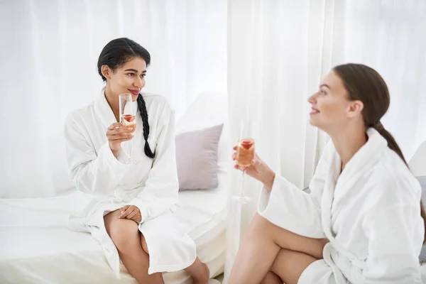 Dvě krásné dívky s nápoji chatování na spa salon — Stock fotografie