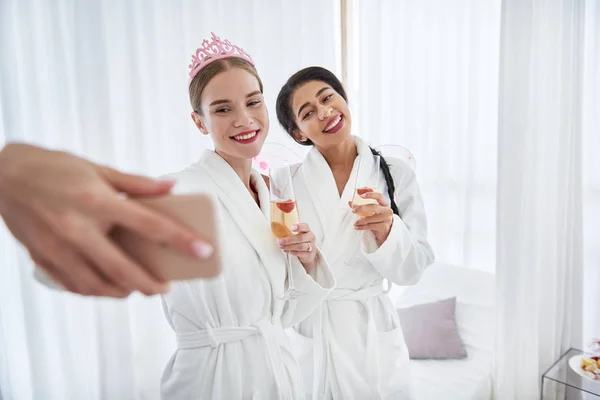 Dívky s nápoji, takže selfie na spa salon — Stock fotografie