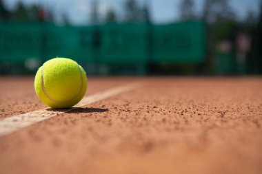 Topu aşağı tenis oyuncusu tarafından atılmış olduğunu