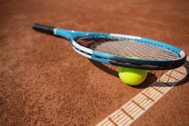 Tenis kıyafeti güneşli sahada yalan söylüyor