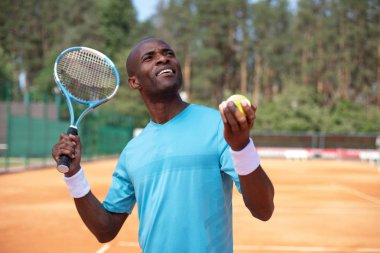 Pozitif adam açık havada tenis oynuyor