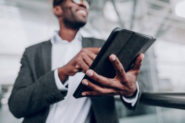 Adam her yerde onun pc tablet taşıyor