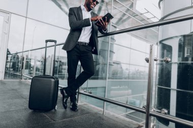 Gülümseyen adam dışında yararlı bilgi arama