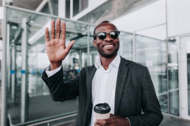 Mutlu erkek kahve Havaalanı dışında keyif alıyor