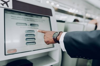 Buraya dokunarak. Kapatmak yukarıya-in erkek el bilgi içinde terminal ekranında işaret