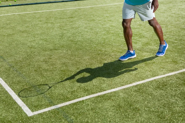 Atleta está jogando tênis ao ar livre — Fotografia de Stock