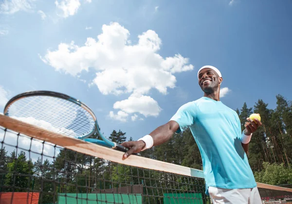 陽気な男は屋外でテニスの試合を楽しんでいます。 — ストック写真