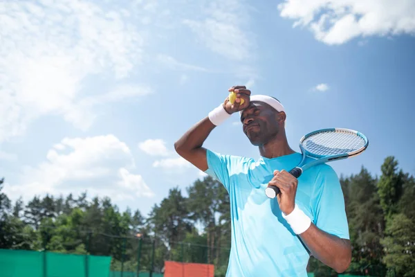 Παίκτης του τένις προετοιμάζονταν να υπηρετήσουν κάτω από ήλιο — Φωτογραφία Αρχείου