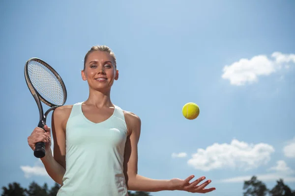 女性はテニス用品屋外を使用して楽観的です — ストック写真