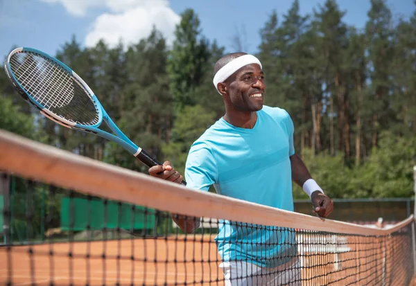 Χαμογελαστός ο τύπος λαμβάνει κατά τη διάρκεια του τένις σύνολο εξωτερική — Φωτογραφία Αρχείου