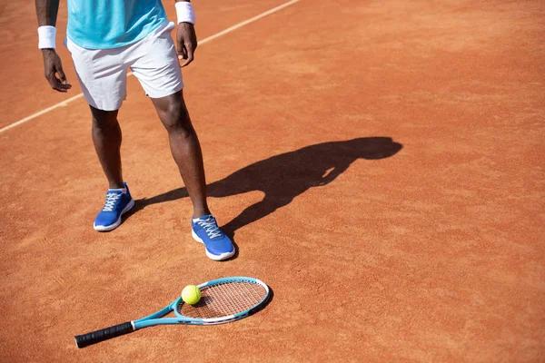 Ο άνθρωπος αναπαύεται μετά από εξωτερική παιχνίδι τένις — Φωτογραφία Αρχείου
