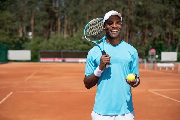 Χαμογελαστός άνθρωπος πρόκειται να παίξει τένις εξωτερική — Φωτογραφία Αρχείου