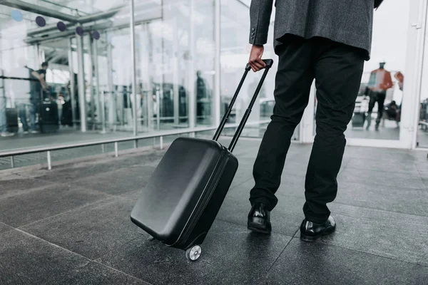 El tipo tiene su equipaje en el aeropuerto. — Foto de Stock