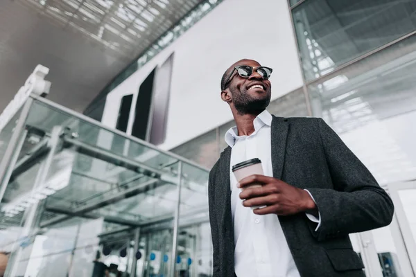 Sonriente hombre está disfrutando de café fuera del aeropuerto —  Fotos de Stock